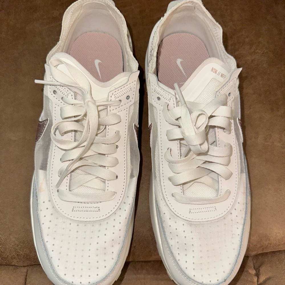 Nike Womenโs Waffle One Shoes - Picture 3 of 8